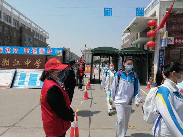 鹤壁市淇滨区湘江中学志愿者积极助力学生返校上课