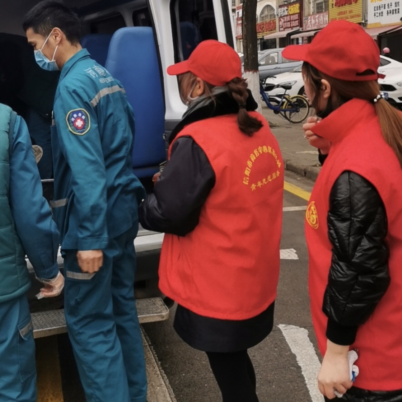 信阳:老人街头晕厥倒地 仨志愿者热心救助---河南文明网