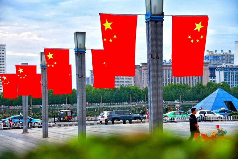 国旗飘扬迎国庆 洛阳街头洋溢"中国红"_志愿河南 河南志愿 河南新时代