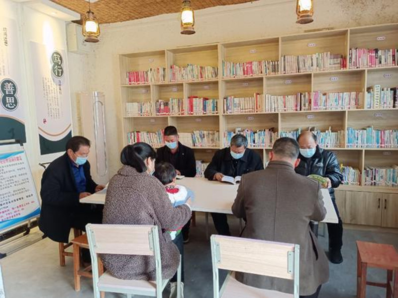 郝寨农家书屋成立于2014年6月,建筑面积100余平方米,藏书2000多册.