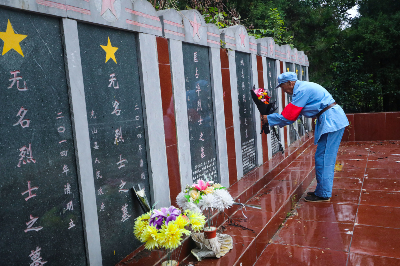 信阳市光山县文殊乡花山寨红军烈士陵墓.
