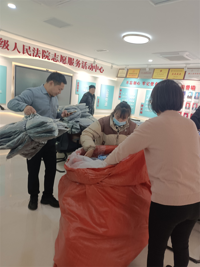 濮陽市仁愛青少年救助中心獻愛心10萬元羽絨服緊急馳援甘肅地震災區