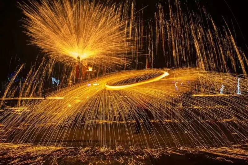 1600℃的铁水打出漫天星光,如同绚烂的"烟花雨",展示了非遗文化魅力.