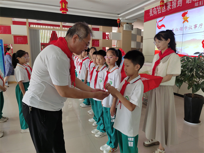 启动仪式上,相关负责人为"小吾红领巾议事厅"揭牌,颁发"小吾红领巾